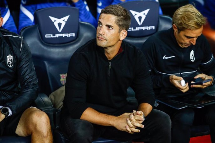 Robert Moreno, entrenador del Granada, sentado en el banquillo del Camp Nou