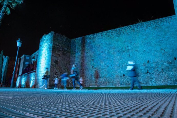 El jefe del Ejecutivo autonómico, Emiliano García-Page, ha inaugurado la iluminación artística de la muralla de Talavera