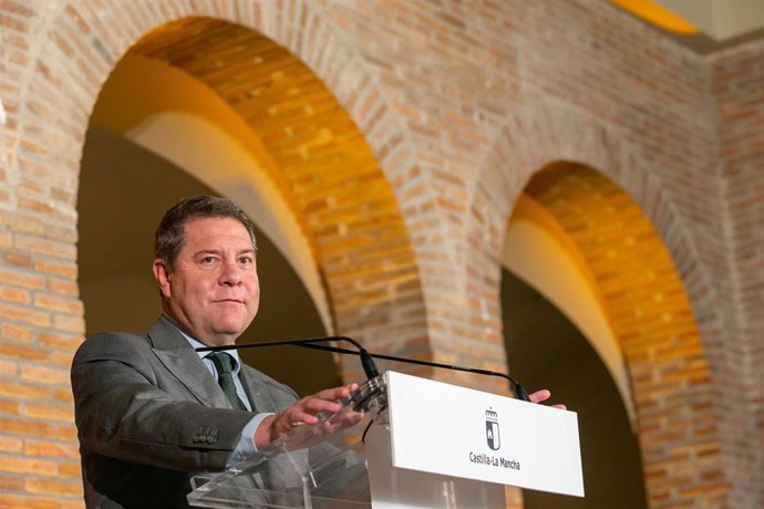 El jefe del Ejecutivo autonómico, Emiliano García-Page, ha inaugurado la iluminación artística de la muralla