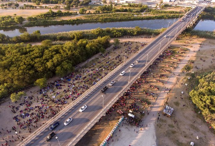 16 September 2021, US, Del Rio: Migrants gather under and around the international bridge connecting Del Rio, Texas and Ciudad Acuna, Mexico as they wait to be processed by immigration officials. Photo: -/SanAntonio Express-News via ZUMA/dpa