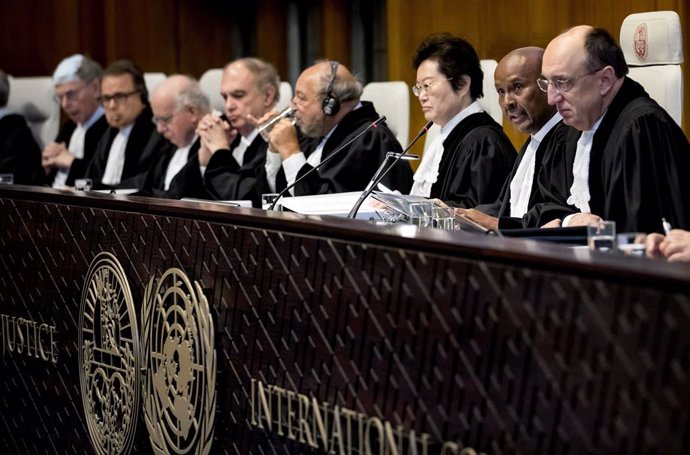 Archivo - 10 December 2019, Netherlands, The Hague: President of the International Court of Justice (ICJ) Abdulqawi Yusuf (2nd R) speaks at at a hearing in a case filed by Gambia against Myanmar leader Aung San Suu Kyi, alleging genocide against the min