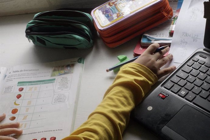 Archivo - Un niño estudia y hace los deberes en casa