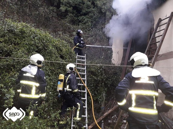Un incendio calcina una vivienda deshabitada en Mieres.