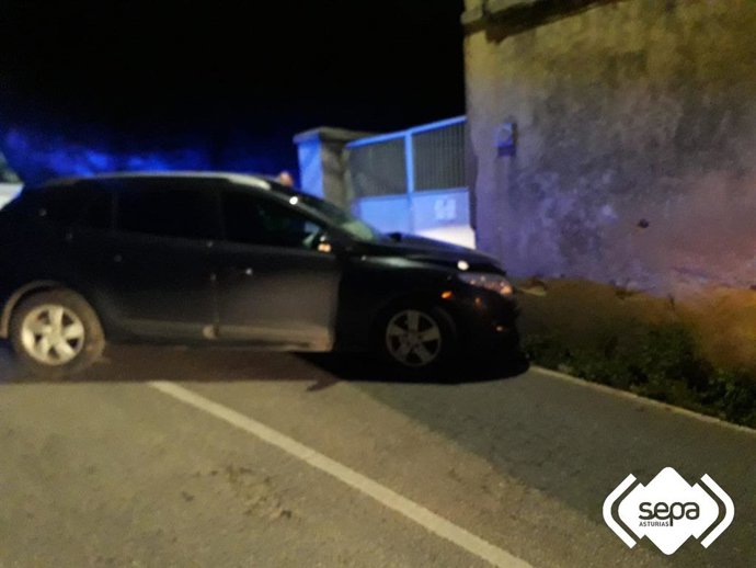 Una mujer herida tras colisionar su coche contra el muro de una vivienda en Tapia.