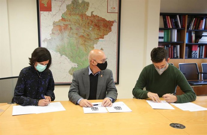 La directora general de Transportes y Movilidad Sostenible, Berta Miranda, el consejero de Cohesión Territorial, Bernardo Ciriza, y el alcalde de Lesaka, Ladis Satrustegui, durante la firma del convenio para la ejecución del carril bici.