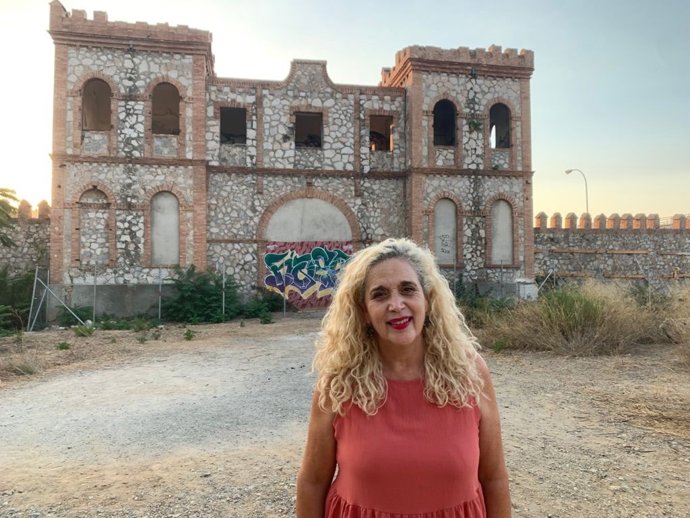 Remedios Ramos, concejala de IU, ante el edificio del Campamento Benítez cuyo mal estado ha denunciado