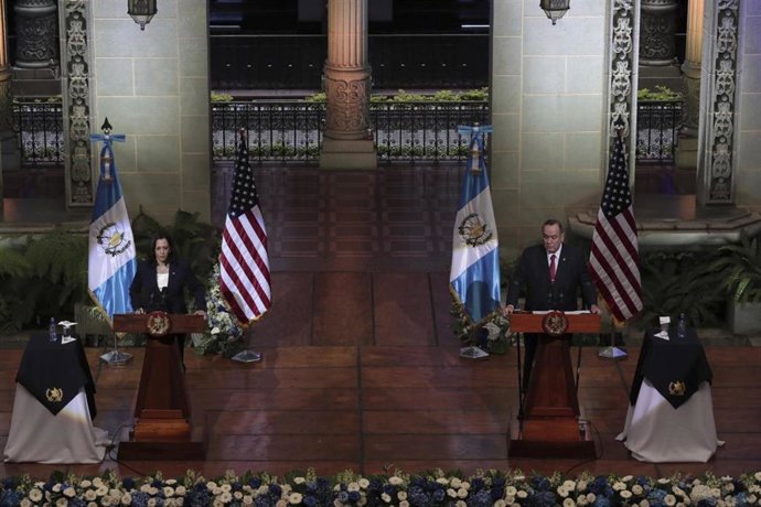 Archivo -  Alejandro Giammattei recibe a Kamala Harris