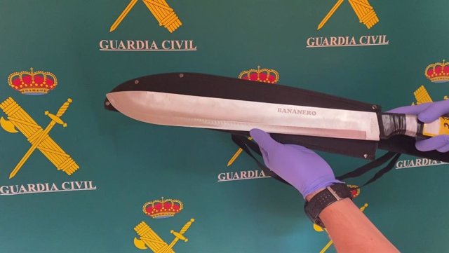 Uno de los machetes intervenidos en la detención de 44 personas en Torrijos