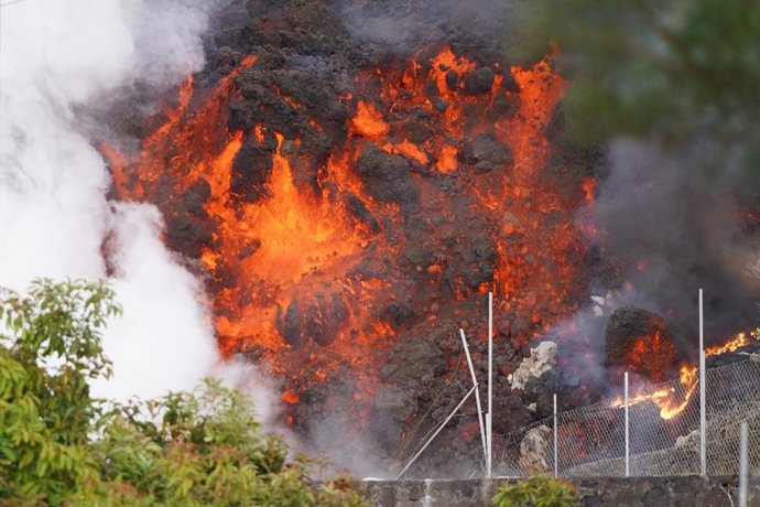 La lava avanzando por la zona de Cabeza de Vaca, a 20 de septiembre de 2021, en El Paso, La Palma, Santa Cruz de Tenerife, Islas Canarias, (España). La erupción volcánica iniciada el domingo a las 16 horas en la zona de Cabeza de Vaca (La Palma), justo 