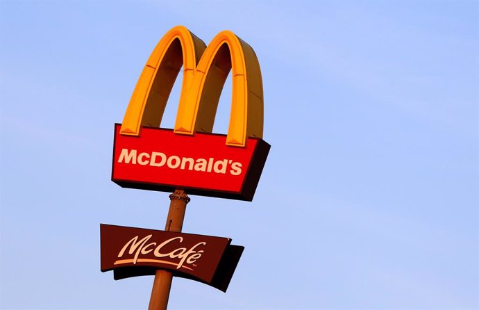 Archivo - FILED - 02 July 2014, Bavaria, Feuchtwangen: A gernal view of McDonald`s logo placed on a branch near Feuchtwangen. Fast food giant McDonald's is to defer leasing and franchise payments owed to it in Germany for the months of March and April i