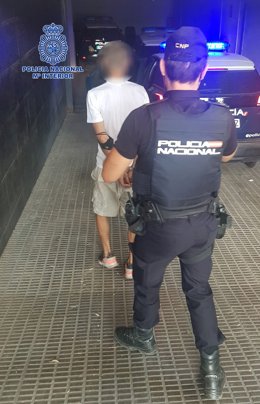 Imagen del detenido, custodiado por la Policía Nacional