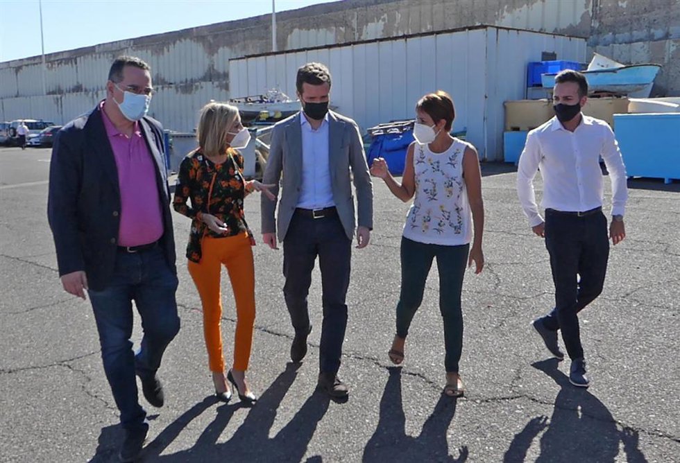 Archivo - La presidenta de los populares canarios, Australia Navarro,  el líder del PP, Pablo Casado; y la alcaldesa de Mogán (Gran Canaria), Onalia Bueno; conversan durante su visita al Muelle de Arguineguín (Gran Canaria) 