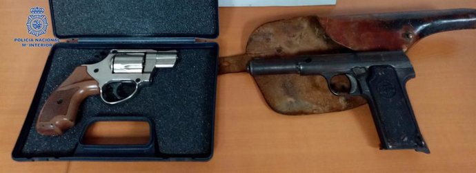 Pistola intervenida por la Policía Nacional.