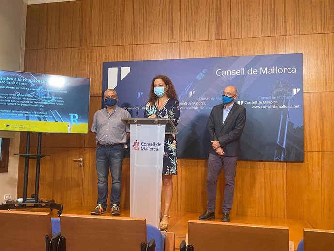 La presidenta del Consell, Catalina Cladera, en rueda de prensa.