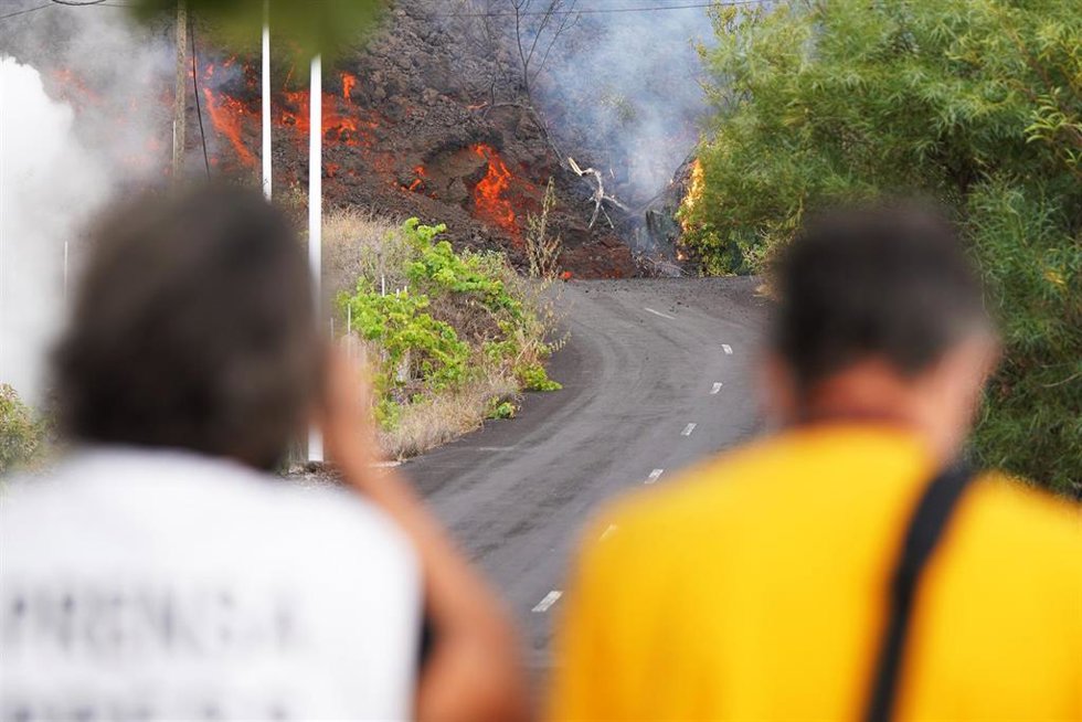 Dos personas observan la lava avanzando por la zona de Cabeza de Vaca, a 20 de septiembre de 2021, en El Paso, La Palma, Santa Cruz de Tenerife, Islas Canarias, (España).