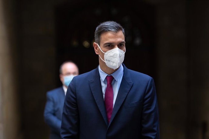El presidente del Gobierno, Pedro Sánchez, a su salida de la reunión con el president de la Generalitat en el Palau de la Generalitat y antes de que se celebre la segunda reunión de la mesa del diálogo entre el Gobierno central y el Govern catalán, a 15