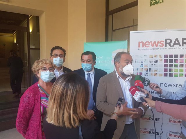 El rector de la UCLM, Julian Garde,