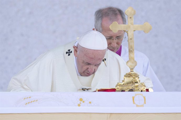 15 September 2021, Slovakia, Sastin: Pope Francis (L)leads the Holy Mass in the open-air area at the National Shrine in Sastin, which is known as a pilgrimage site where people come to venerate the statue of the Our Lady of Sorrows. Photo: Michal Svto