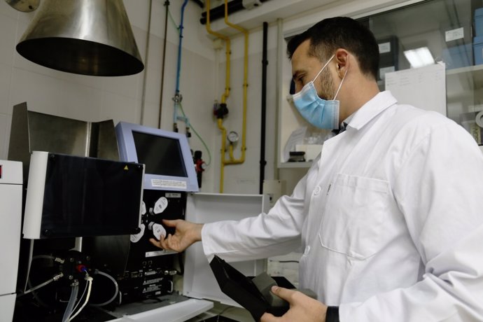 El investigador del Departamento de Agronomía de la UCO Antonio Sánchez en el laboratorio.