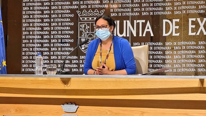 La directora general del IMEX, Estela Contreras, en la presentación de la convocatoria de ayudas para impulsar proyectos en materia de igualdad entre mujeres y hombres en Extremadura