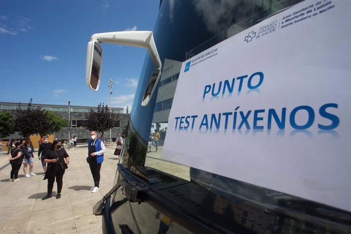 Archivo - Un autobús donde realizan test de antígenos en A Mariña.