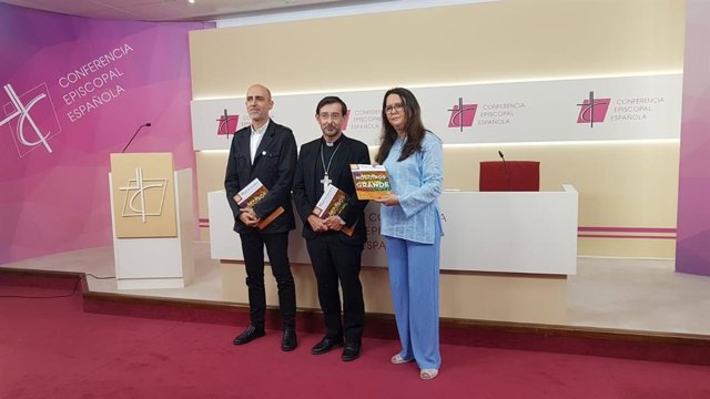 El director del departamento de Migraciones de la CEE, Xabier Gómez; el obispo José Cobo, y Milagros Tobías, de la parroquia Nuestra Señora del Camino (Madrid) presentan la campaña de la Conferencia Episcopal por la Jornada Mundial del Migrante.