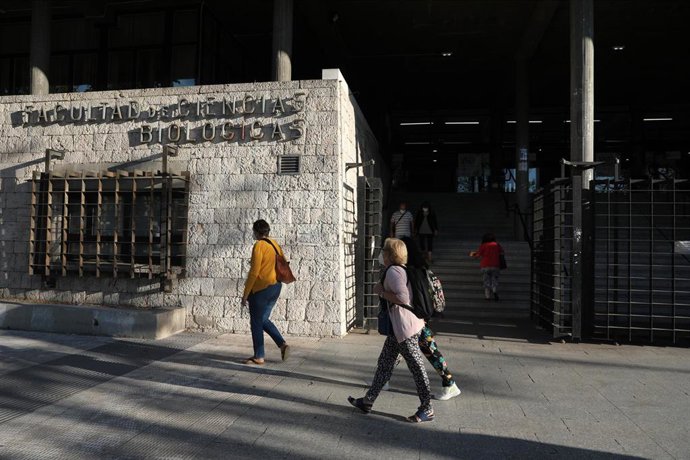 Varias personas caminan frente a la Facultad de Ciencias Biológicas de la Universidad Complutense de Madrid (UCM), a 12 de septiembre de 2021, en Madrid (España). 