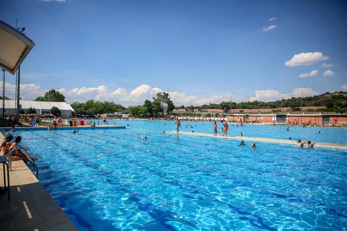 Archivo - Vista general de la piscina del Parque Deportivo de Puerta de Hierro 