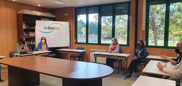 La consejera de Empleo e Industria, Ana Carlota Amigo, se reúne con los trabajadores y el gerente de Inbiotec.