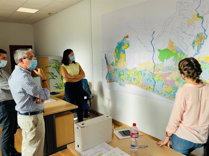 El alcalde, Francisco Salado, en la oficina técnica del nuevo PGOU de Rincón de la Victoria