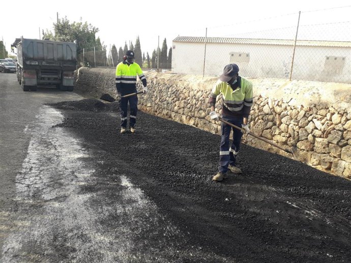 Trabajos de asfaltado del Camí 140 de s'Indioteria.