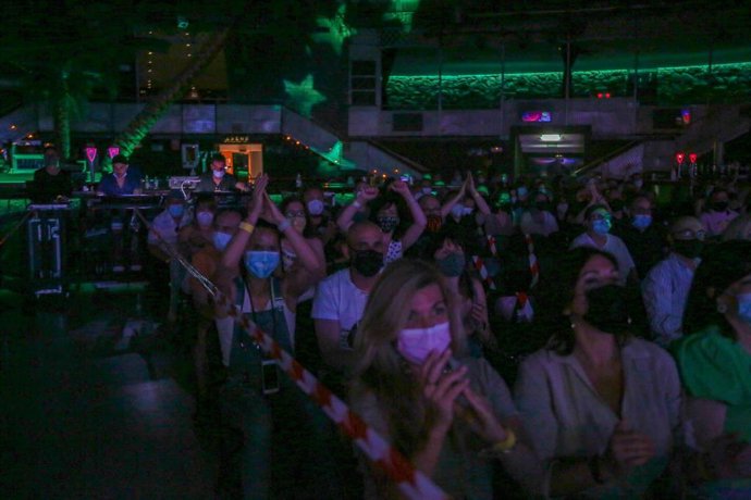 Archivo - Asistentes a un concierto