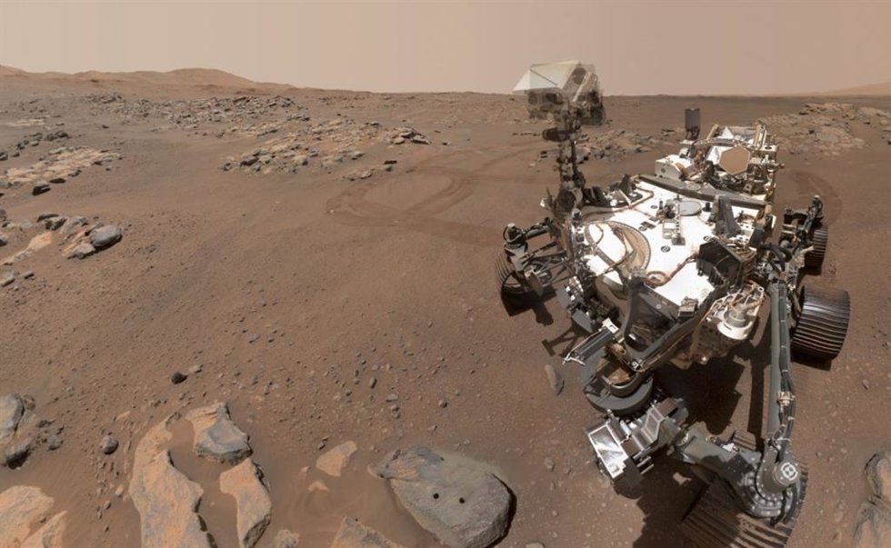 Selfie de Perseverance junto a la roca de la que obtuvo sus primeras muestras