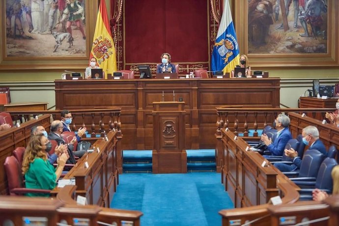 Diputados y diputadas aplauden tras la lectura de la declaración institucional en apoyo a la sociedad palmera