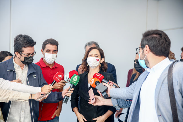 La presidenta de la Comunidad de Madrid, Isabel Díaz Ayuso, responde a los medios en la inauguración del nuevo campus de la escuela de negocios ESIC Business & Marketing School. 
