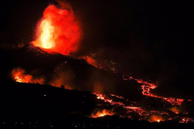 Una boca eruptiva expulsa lava y piroclastos en la zona de Los Llanos, a 20 de septiembre de 2021, en El Paso, La Palma, Santa Cruz de Tenerife, Islas Canarias, (España). 
