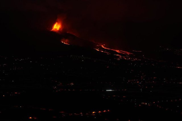 Una boca eruptiva expulsa lava y piroclastos en la zona de Cabeza de Vaca, a 20 de septiembre de 2021, en El Paso, La Palma, Santa Cruz de Tenerife, Islas Canarias, (España). La erupción volcánica iniciada el domingo a las 16 horas en la zona de Cabeza de