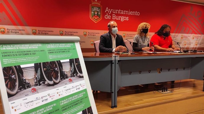 El presidente de la Junta Provincial de la AECC, Eduardo González; la concejal de Sanidad de Burgos, Blanca Carpintero; y Julián Angulo, presidente del Club Burgalés de Vehículos Históricos.