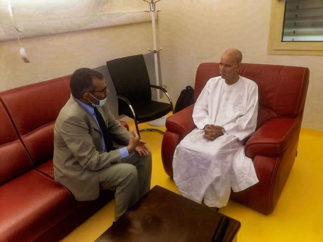 Archivo - Brahim Ghali recibe al primer ministro saharaui, Bucharaya Beyun