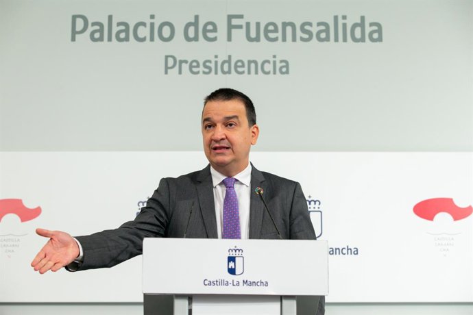 El consejero de Agricultura, Agua y Desarrollo Rural, Francisco Martínez Arroyo,