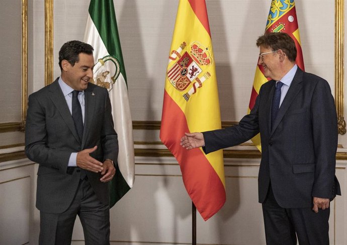 El presidente de la Junta, Juanma Moreno (i), se reúne con el presidente de la Generalitat Valenciana, Ximo Puig (d), en el I Encuentro Andalucía-Comunitat Valenciana. A 21 de septiembre de 2021, En Sevilla (Andalucía, España).