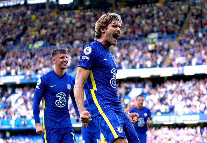 Archivo - 14 August 2021, United Kingdom, London: Chelsea's Marcos Alonso celebrates scoring their side's first goal during the English Premier League soccer match between Chelsea and Crystal Palace at Stamford Bridge. Photo: Tess Derry/PA Wire/dpa