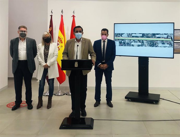 Archivo - El alcalde José Antonio Serrano, en el centro de la imagen, acompañado por el vicealcalde Mario Gómez y los concejales Ainhoa Sánchez y Andrés Guerrero