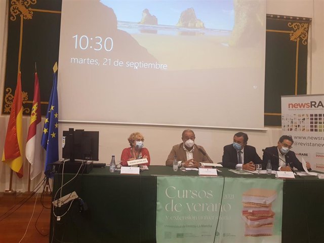 El rector de la UCLM, Julián Garde; la directora general de Humanización y Atención Sociosanitaria de la Consejería de Sanidad, María Teresa Marín Rubio; y el profesor de la UCLM y director del curso, Álvaro Hidalgo, inauguran el curso de verano.