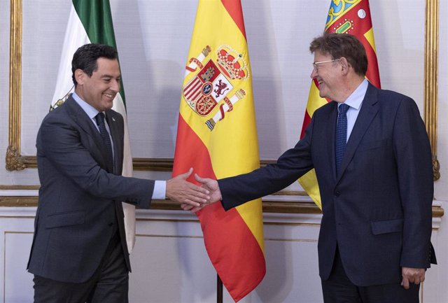 El presidente de la Junta, Juanma Moreno (i), se reúne con el presidente de la Generalitat Valenciana, Ximo Puig (d), en el I Encuentro Andalucía-Comunitat Valenciana. A 21 de septiembre de 2021, En Sevilla (Andalucía, España).