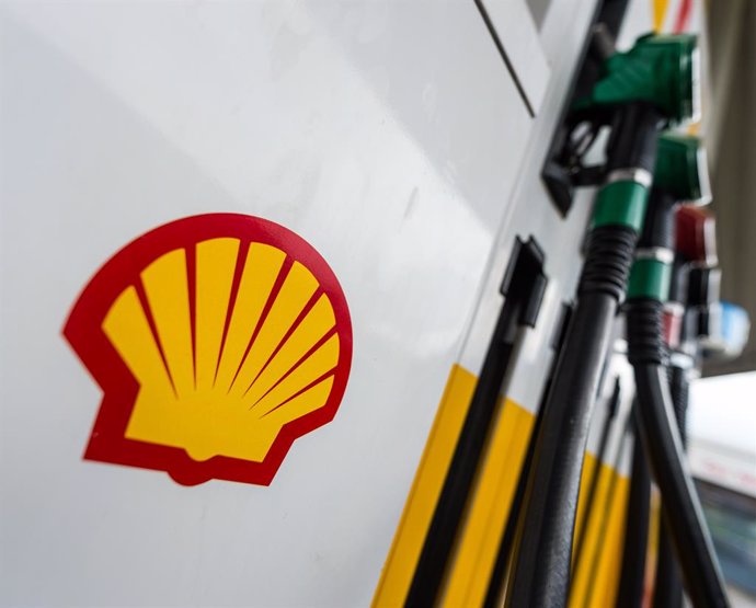 Archivo - FILED - 11 July 2017, Hamburg: The Royal Dutch Shell PLC logo is seen on a petrol pump. Shell expects its assets to drop by USD 22 billion in Q2 of the current fiscal year. Photo: Christophe Gateau/dpa