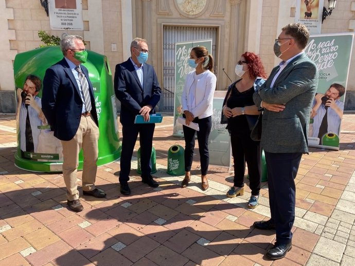 La concejala Carmen Fructuoso presenta la campaña de reciclado de vídrio