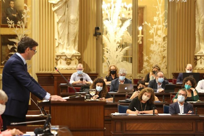El portavoz del Grupo Popular, Toni Costa, se dirige a la presidenta del Govern, Francina Armengol, en el Parlament balear.