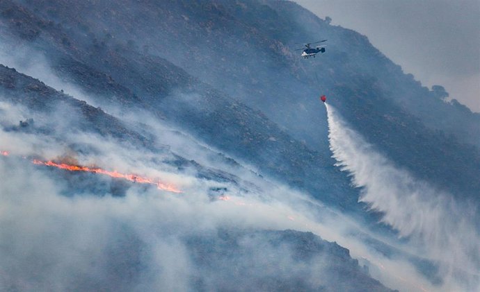Helicópteros contra incendio intentando apagar el fuego de la Sierra Bermeja, visto desde el cerro de la Silla de los Huesos, a 13 de septiembre 2021 en Casares (Málaga) Andalucía