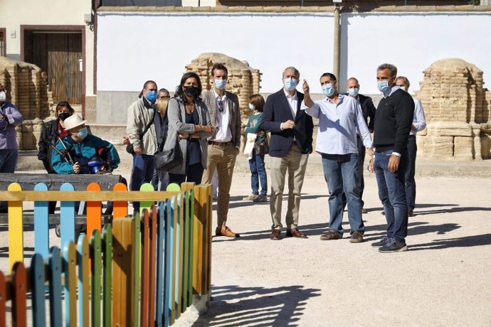 El alcalde, Jorge Azcón, acompañado del consejero municipal de Participación Ciudadana, Javier Rodrigo, y la concejal delegada de Barrios Rurales, Paloma Espinosa, visitan las últimas actuaciones de mejora en el barrio rural de La Cartuja